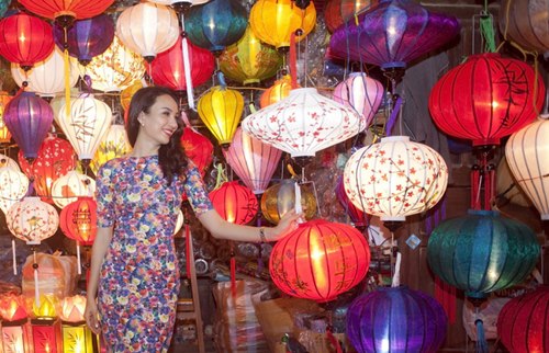 HH Ngọc Diễm trẻ trung dạo phố cổ Hội An - 12