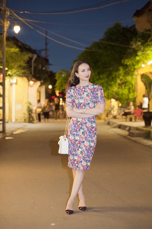 HH Ngọc Diễm trẻ trung dạo phố cổ Hội An - 4