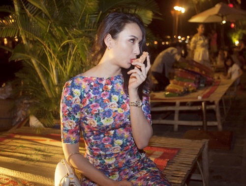 HH Ngọc Diễm trẻ trung dạo phố cổ Hội An - 6