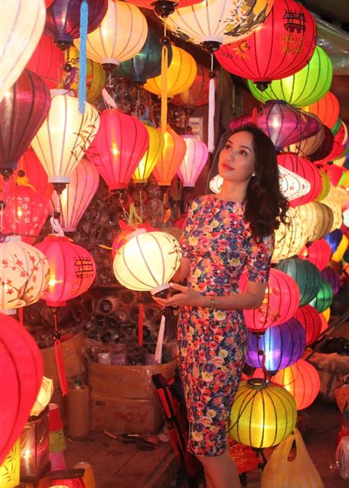 HH Ngọc Diễm trẻ trung dạo phố cổ Hội An - 11