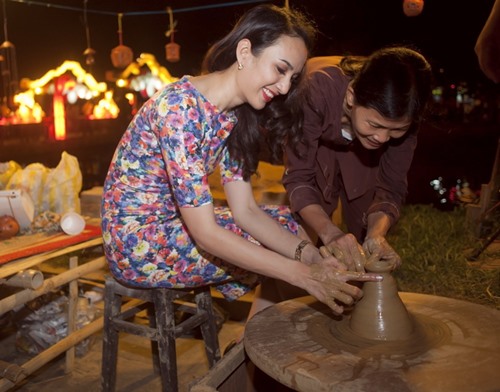 HH Ngọc Diễm trẻ trung dạo phố cổ Hội An - 7