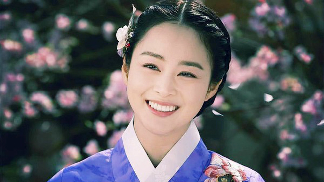 Nhờ vẻ đẹp sắc nước hương trời, Jang Ok Jung nhanh chóng trở thành Hoàng hậu.
