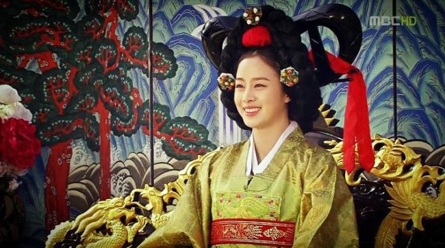 Kim Tae Hee với tạo hình 'hoàng hậu' trong phim.
