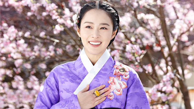Tuy nhiên, cô lại là người con gái mà hoàng đế Lee Soon (Yoo Ah In) một lòng yêu thương.
