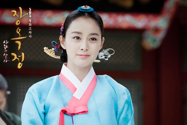 Từ một cung nữ chuyên việc may vá cho nhà vua, Jang Ok Jung nhanh chóng trả thành một thượng cung được mọi người cung kính.
