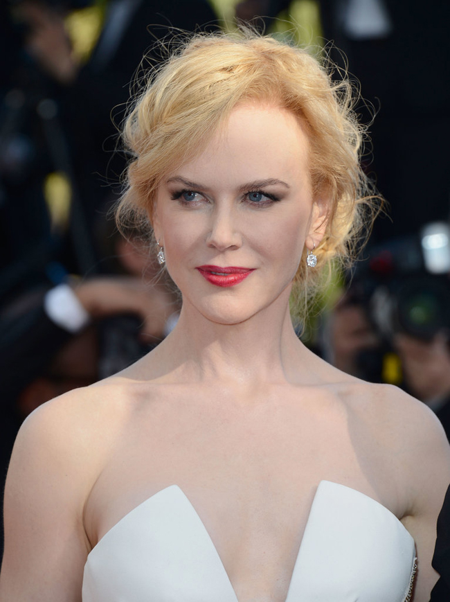 Cô dâu ưa thích vẻ đẹp gợi cảm có thể thử kiểu trang điểm của Nicole Kidman với phần mắt trang điểm hơi xếch và tông son đỏ tươi tắn.