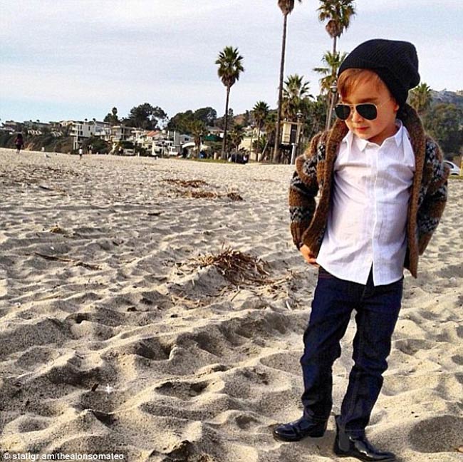 Alonso sống ở Laguna Beach, là con của một bà mẹ hành nghề tạo mẫu và bố là nhà tài chính. Nhìn mẹ Alonso, một người cũng ăn mặc rất phong cách và ưa thích hàng hiệu Givenchy, Chanel, nên không khó để biết cậu bé lấy nguồn cảm hứng từ đâu.

