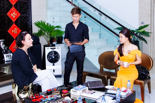 Minh Hà may đồ cho Trương Ngọc Ánh tại gia - 1