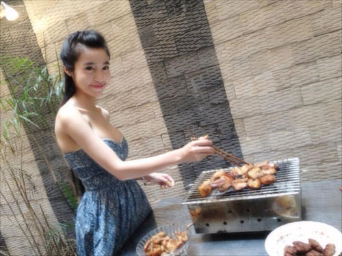 Elly Trần sexy cả khi vào bếp - 2