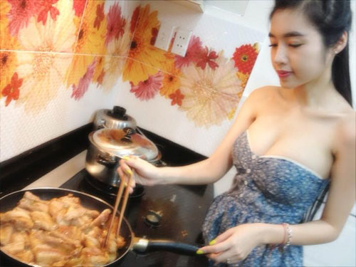 Elly Trần sexy cả khi vào bếp - 1
