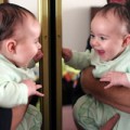 Làm mẹ - Bé chậm nói vì soi gương sớm?