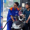 Tin tức - Xăng tiếp tục tăng giá gần 400 đồng một lít