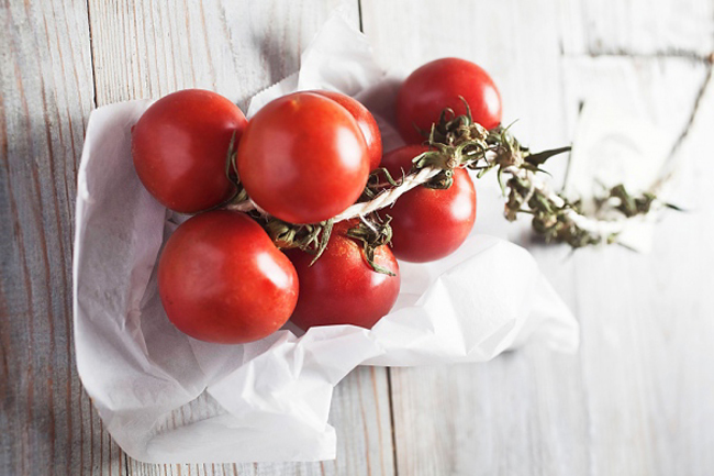 Cà chua

Cà chua rất giàu vitamin A và C. Ăn 1 quả cà chua mỗi ngày sẽ bổ sung cho bạn 15 calo và 0,3g chất béo. Cà chua cũng có công dụng điều chỉnh lượng đường trong máu, giúp giảm căng thẳng, chữa bệnh đau đầu và chống lại bệnh mật, sỏi thận.
