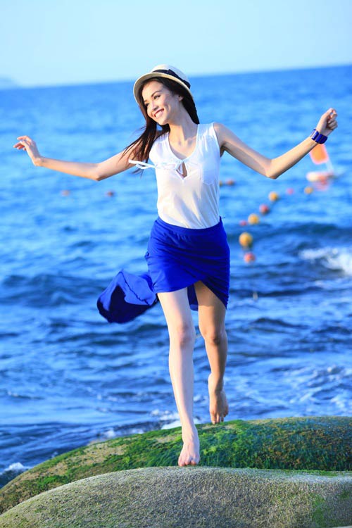 Diễm Hương khoe dáng chuẩn trên biển - 9