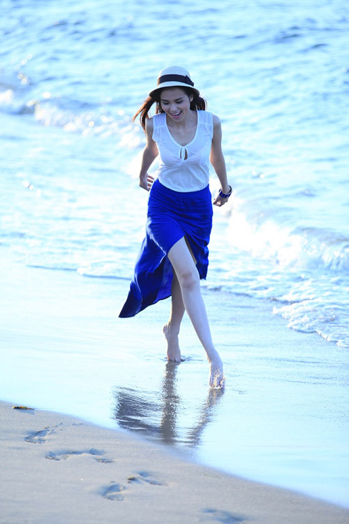 Diễm Hương khoe dáng chuẩn trên biển - 10