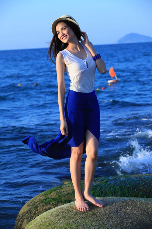 Diễm Hương khoe dáng chuẩn trên biển - 2