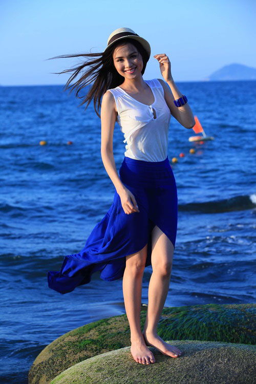 Diễm Hương khoe dáng chuẩn trên biển - 3