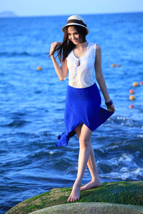 Diễm Hương khoe dáng chuẩn trên biển - 8