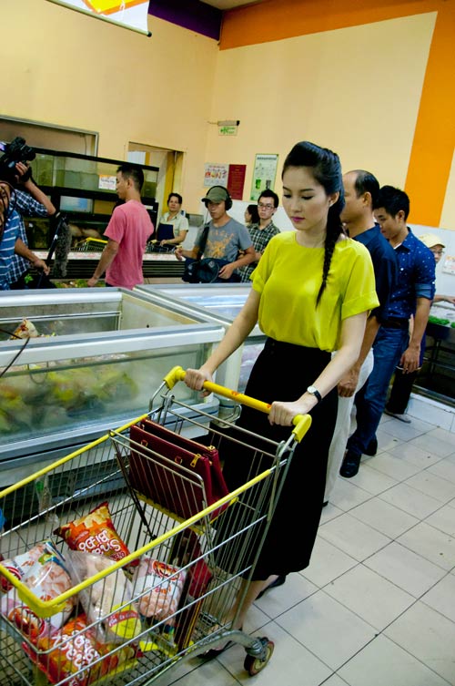 HH Thu Thảo trổ tài vào bếp - 1