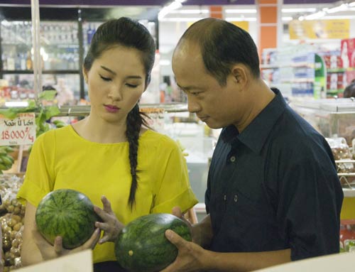 HH Thu Thảo trổ tài vào bếp - 4
