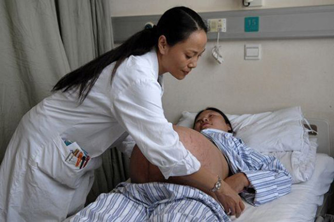 Ca sinh tư hiếm hoi tại Bệnh viện Y tỉnh Côn Minh, (Trung Quốc) đã phải nhờ cậy đến một đội ngũ bác sỹ rất đông đảo mới có thể giúp cho sản phụ mẹ tròn con vuông. 
