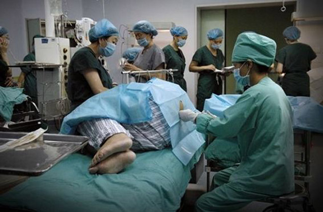 8:56 phút sáng, Yan Chen được các bác sỹ tiêm thuốc gây tê vào sống lưng.
