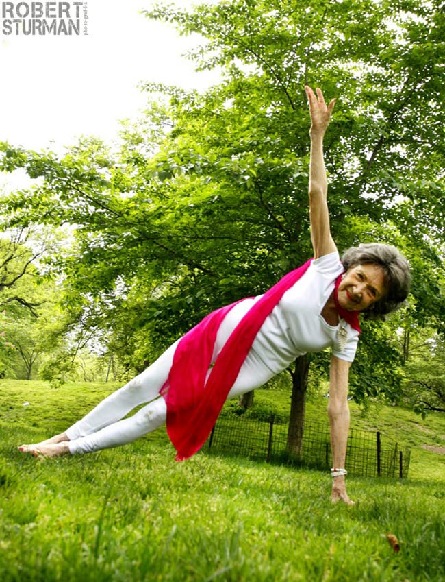 Bà Tao Porchon Lynch được coi như một biểu tượng 'xuyên thời gian' của Yoga. Bởi bà đã sắp bước vào ngưỡng tuổi 100 và số năm tập Yoga của bà là 70 năm có lẻ. 
