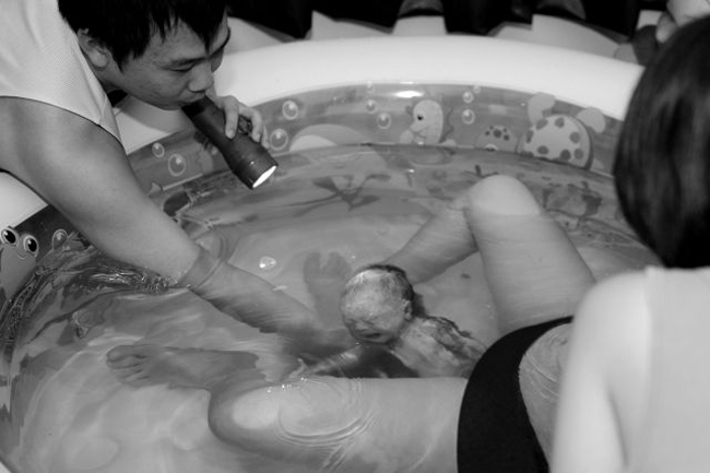 Đúng là đẻ thường dưới nước rất nhẹ nhàng bởi với áp lực của nước, người mẹ sẽ không cảm thấy quá đau đớn. Trong ảnh, chúng ta có thể nhìn thấy rõ em bé đang được đi ra khỏi cơ thể mẹ và chỉ cần bố đỡ là đủ.
