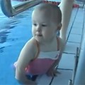 Clip Eva - Bé 1 năm 9 tháng tuổi bơi như người lớn.