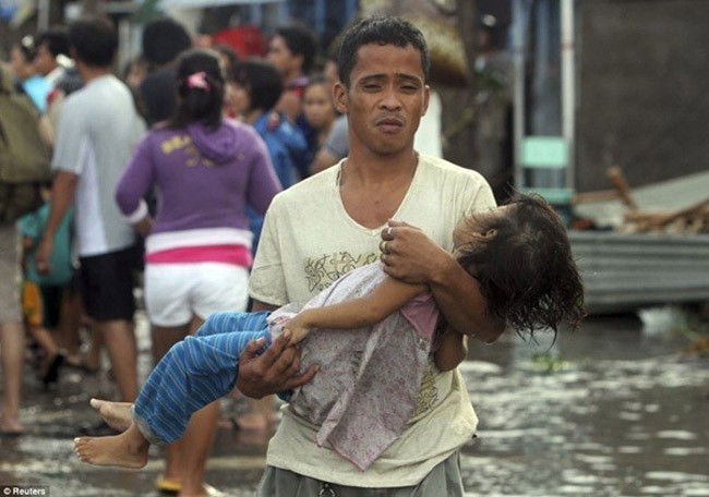 “Mẹ cứ đi đi. Mẹ hãy bảo trọng” - lời cuối cùng bé gái gặp nạn nói với mẹ trong siêu bão Haiyan tại Philippines hồi cuối năm 2013 là một trong khoảnh khắc sinh ly tử biệt cảm động, khiến triệu người rơi lệ. “Tôi cố gắng bò tới và kéo con lên. Thế nhưng con bé quá yếu. Nó buông tay ra và tôi không thể làm gì được” - Bernadette Tenegra , mẹ cô bé nói trong sự ân hận vô vàn, có lẽ bà sẽ không bao giờ quên được ký ức kinh hoàng này.
