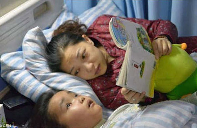Tuần qua, cậu chuyện về cậu bé 7 tuổi ở Trung Quốc hiến thận cứu mẹ cũng đã khiến nhiều người rơi nước mắt. Bé Chen Xiaotian mắc bệnh ung thư não, mất thị giác và gần như toàn thân tê liệt. Cậu bé 7 tuổi được chuẩn đoán không thể sống đến tuổi trưởng thành. Trong khi đó, mẹ của cậu bé là Zhou Lu (34 tuổi) lại bị bệnh thận mãn tính, đang trong tình trạng nguy cấp, hàng ngày đều phải lọc máu.
