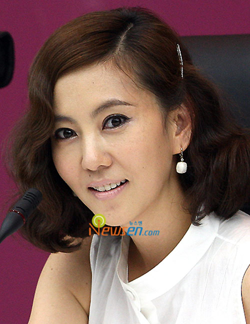 U50 Kim Nam Joo đẹp quên tuổi vì thẩm mỹ - 2