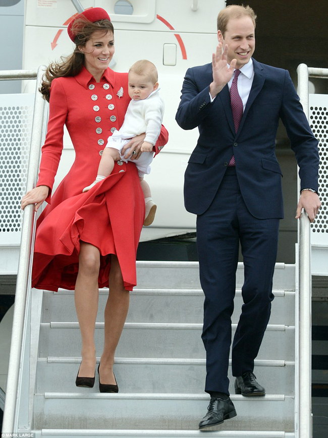 Hình ảnh gia đình hoàng gia khi vừa xuống máy bay bắt đầu hành trình đầu tiên trong chuyến đi từ New Zealand tới Úc.
