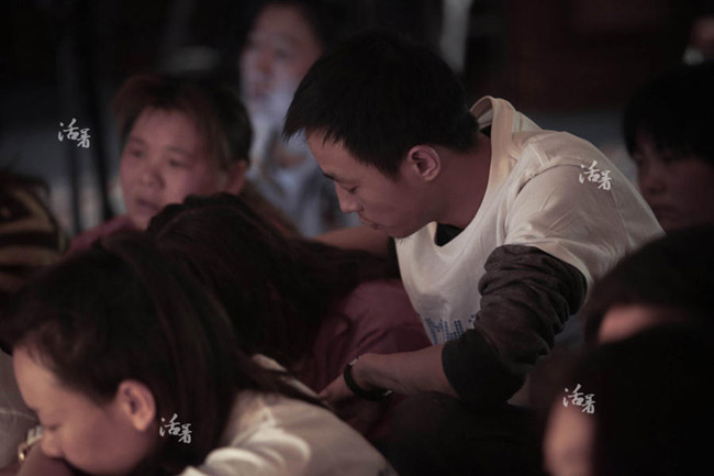 Zhang mang trong mình một nỗi buồn mênh mông, vậy nhưng anh không bao giờ thể hiện điều đó trước mặt gia đình người yêu. Khi chị gái Peas khóc một cách không thể kiểm soát, Zhang chính là người chạy đến an ủi.
