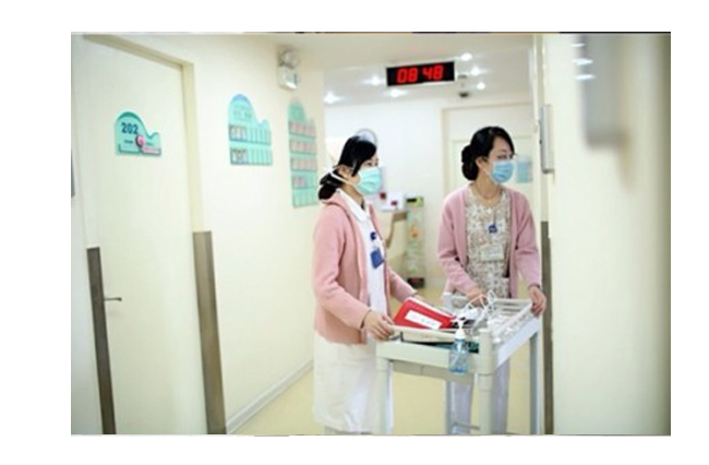 Các y tá chuẩn bị dụng cụ để sẵn sàng đưa sản phụ vào phòng mổ đẻ.
