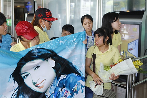 Phi Nhung thổi nến mừng sinh nhật tại sân bay - 1