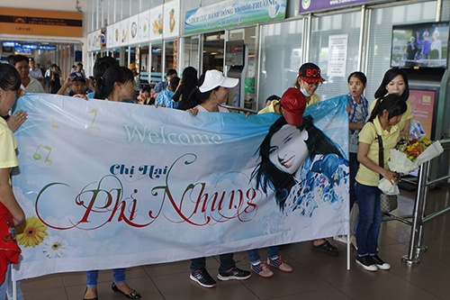 Phi Nhung thổi nến mừng sinh nhật tại sân bay - 2