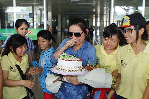 Phi Nhung thổi nến mừng sinh nhật tại sân bay - 7