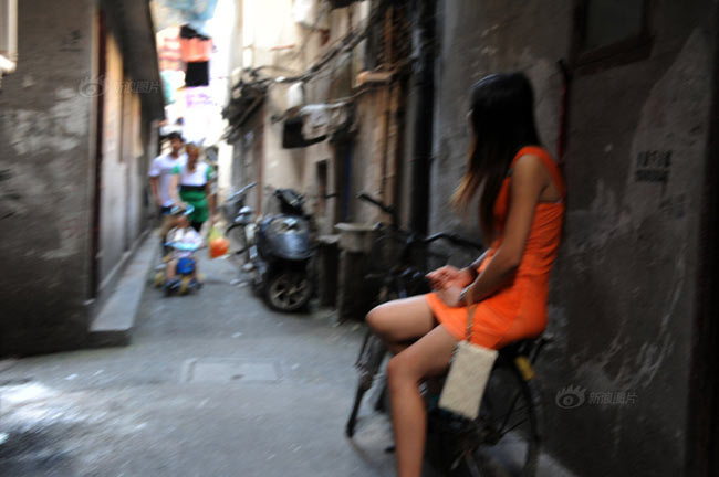 Thượng Hải là một trong những thành phố có tỷ lệ mại dâm cao nhất nhì Trung Quốc. Tuy nhiên, từ sau cuộc 'càn quét' của các lực lượng chức năng, số lượng gái mại dâm ở đây đã phải 'dạt' vào các căn ngõ nhỏ để phục vụ tầng lớp công nhân và người thu nhập thấp ở đây. Hầu hết những gái mại dâm này đều là gái mại dâm giá rẻ không được bảo kê.

