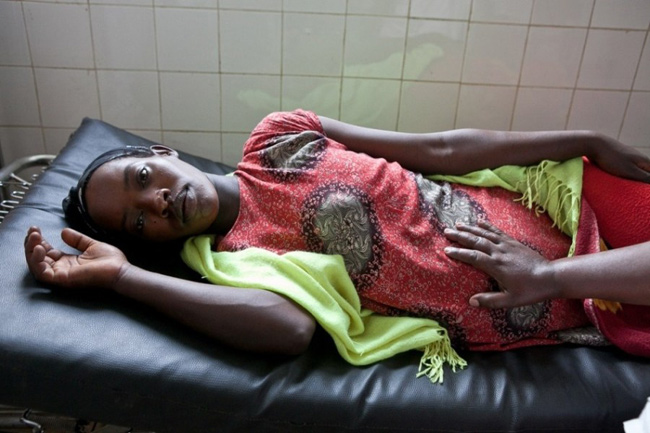 Bộ ảnh được thực hiện bởi nhiếp ảnh gia Paul Bolu Nuo ghi lại cảnh các mẹ bầu nằm dưỡng thai và sinh nở tại một bệnh viện ở châu Phi trong điều kiện vô cùng khó khăn.
