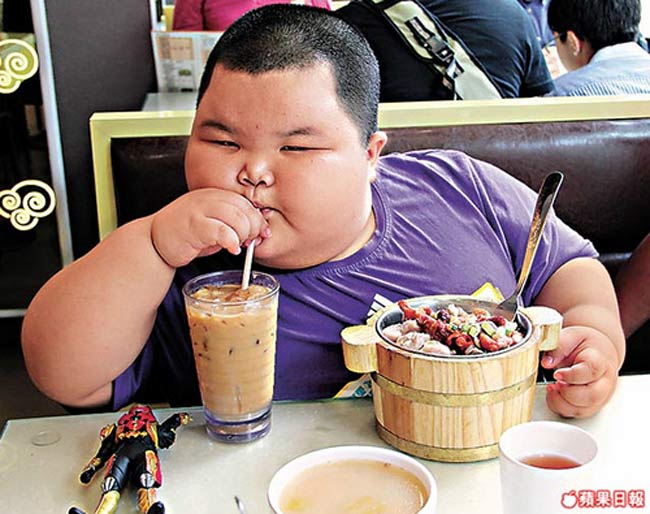 “Trong gia đình tôi và cả gia đình vợ, chưa từng có bất kì một ai tăng cân với tốc độ chóng mặt như Lu Hao cả”, anh Yuncheng cho biết.
