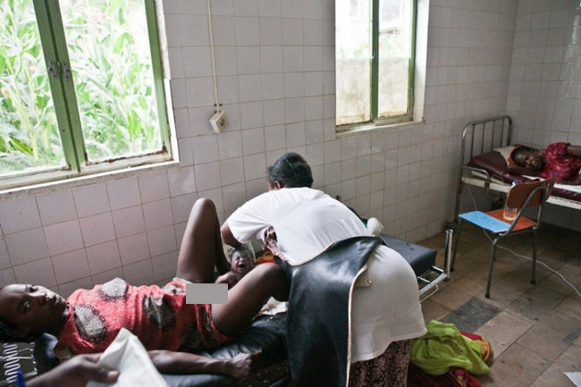 Không có phòng sinh riêng, sản phụ nằm sinh ngay tại giường dưỡng bệnh và chỉ có một bác sĩ đỡ đẻ.

