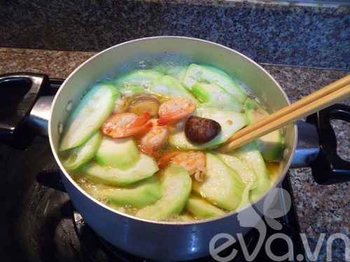 Canh mướp nấu tôm ngọt mát - 5