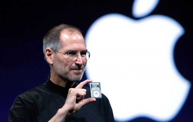 Nổi tiếng khắt khe và có cách quản trị doanh nghiệp đặc biệt, Steve Jobs được xem là 'người tự cao tự đại hàng đầu của Thung lũng Silicon'. Năm 2004, ông thông báo với nhân viên về căn bệnh ung thư tuyến tụy. Suốt 8 năm sau đó, ông chống chọi với cùng lúc hai bệnh ung thư, và dần chuyển giao quyền lực của mình cho những người kế nhiệm. Tháng 10/2011, Steve Jobs qua đời.
