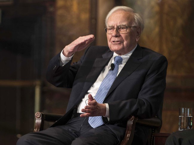 Giờ đây, khi đã trở thành ông chủ của công ty đầu tư Berkshire Hathaway với khối tài sản ròng lên tới 58,2 tỷ USD, Warren Buffett vẫn đam mê kinh doanh như thời còn là một cậu bé tuổi teen. Năm 2014, ông xếp thứ 4 trong danh sách những tỷ phú giàu nhất thế giới do Forbes thống kê.
