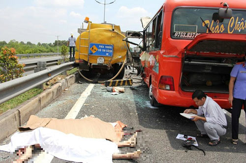 Giây phút kêu cứu hoảng loạn khi xe khách lao vào xe bồn - 3