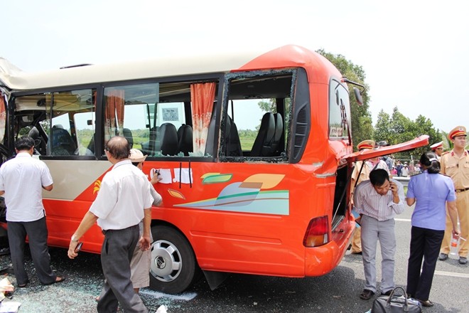 Giây phút kêu cứu hoảng loạn khi xe khách lao vào xe bồn - 2