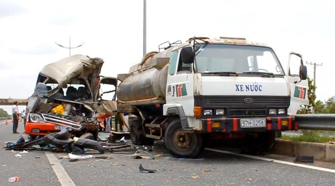 Giây phút kêu cứu hoảng loạn khi xe khách lao vào xe bồn - 1