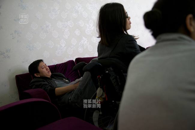 Đã gần kết thúc những ngày cuối cùng của thai kỳ, Sang Lan đang trong phòng chờ sinh. Chồng cô mệt mỏi ngủ thiếp trến ghế sofa.
