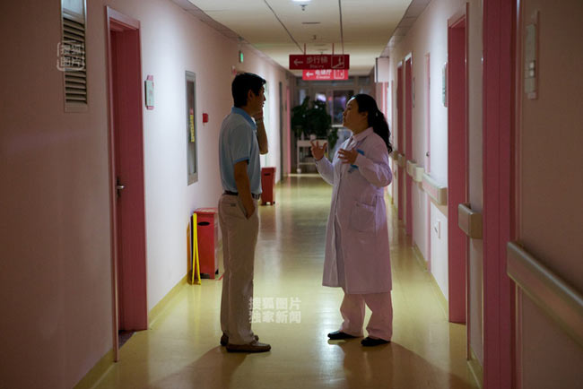 Buổi tối trước ngày diễn ra phẫu thuật, bác sỹ đang giải thích rõ với chồng của Sang Lan những trường hợp bất trắc có thể xảy ra.
